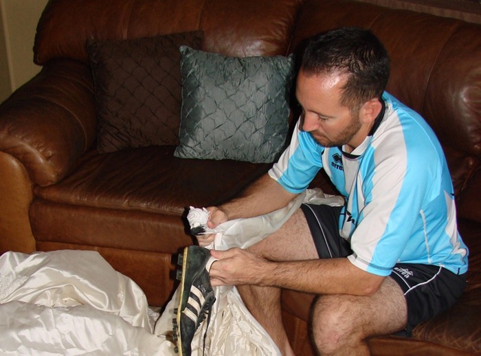 Pria Ini Pake Gaun Pernikahan